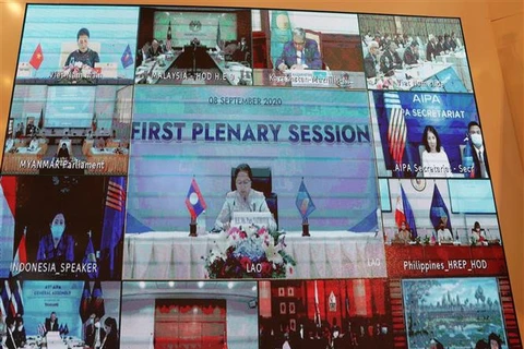 老挝国会主席高度评价越南担任ASEAN和AIPA轮值主席国的作用