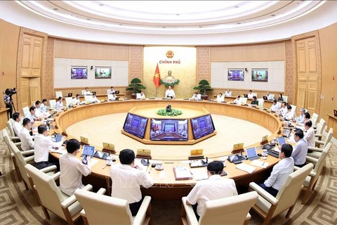 越南政府8月份例行会议的决议：致力于实现“双重目标”和最高增速