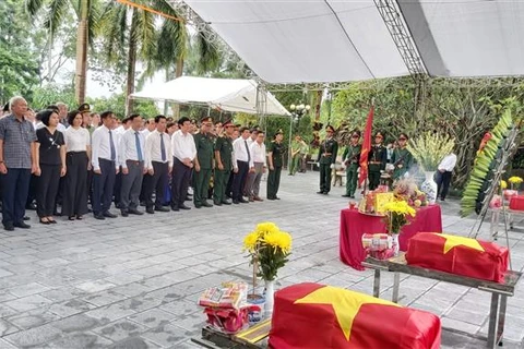 渭川县国家烈士陵园为烈士遗骸举行追悼会和安葬仪式