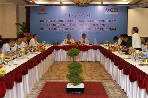 进一步加强越南驻外代表机构与企业之间的合作