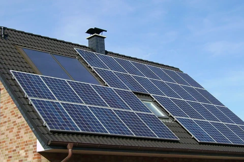 今年前8月全国所安装的屋顶太阳能发电系统2.5万个 
