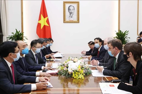 政府总理阮春福会见英国商务部副大臣和企业能源公司领导