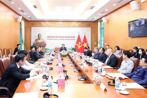 越南共产党与英国全党议会团体举行第一次对话