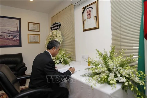 胡志明市领导吊唁科威特国王