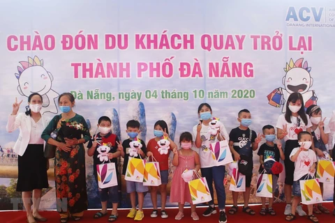 岘港市因新冠肺炎疫情暂停旅游活动两个月后迎来首批国内游客