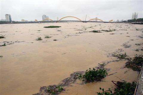 洪涝给越南多地遭造成严重的人员和财产损失