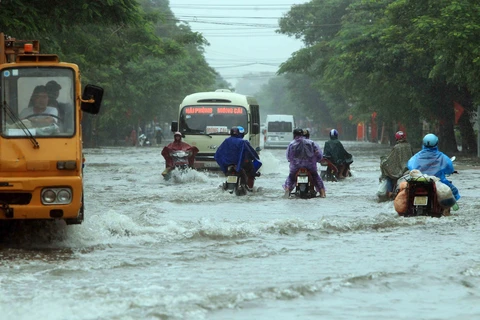 越南多地密切关注暴雨洪水情况 全力开展灾后重建工作 