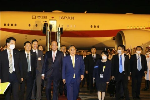 日本首相与夫人开始对越南进行正式访问