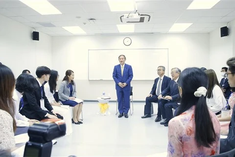 日本首相菅义伟会见越日大学的大学生