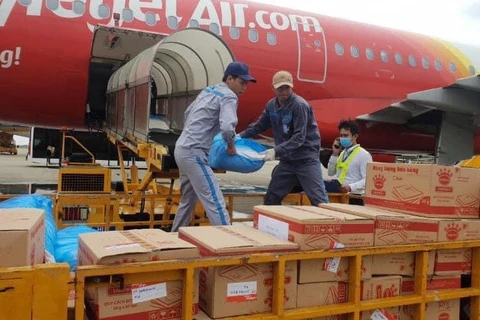  越捷航空从每张机票款中捐一万越盾善款为中部灾民解难