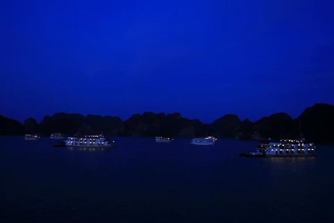 下龙湾游船上过夜旅游颇受游客青睐