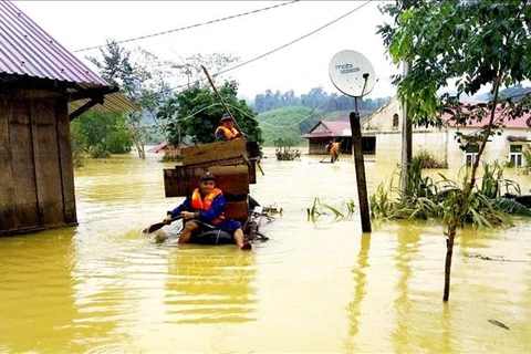 各国际组织为越南中部受灾群众撑起爱心伞