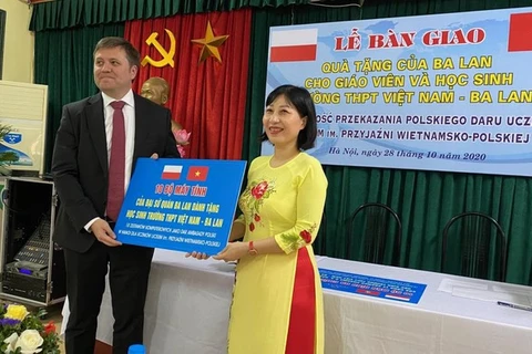 波兰驻越大使馆援助越南-波兰高中学校教学设备
