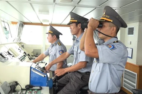 海军军种增派两艘渔检船参与平定省26名渔民搜救工作