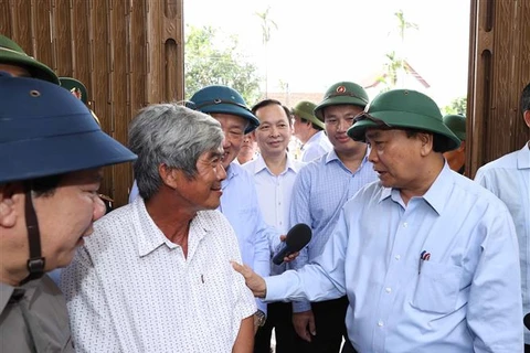 政府总理阮春福视察第9号台风的灾后重建情况