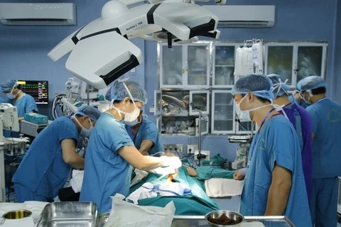 越南一家军队医院首次成功进行小肠移植