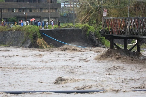 菲律宾总统杜特尔特视察台风“天鹅”灾区