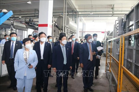 韩国国会高级代表团访问同奈省企业
