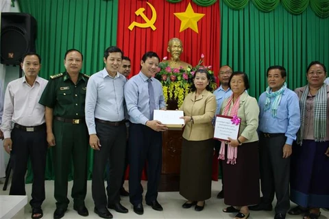 柬埔寨副首相为中部地区灾民提供捐款 用于开展灾后重建工作