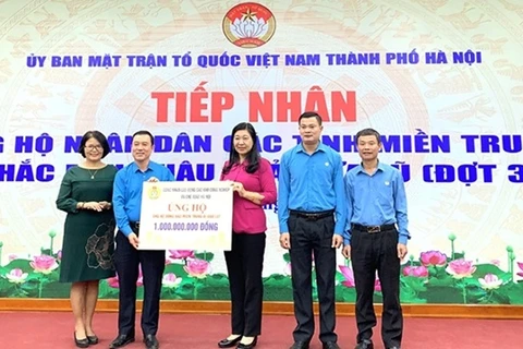 河内市越南祖国阵线委员会接收中部地区灾民的590亿越盾捐款