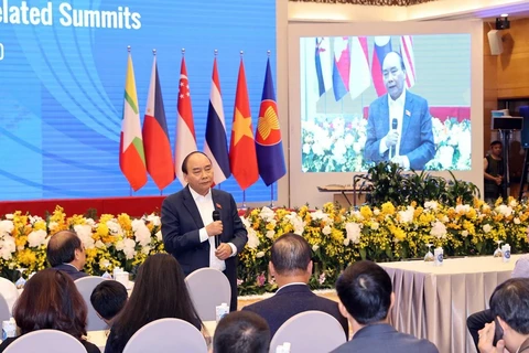 越南政府总理阮春福视察第37届东盟峰会的筹备工作