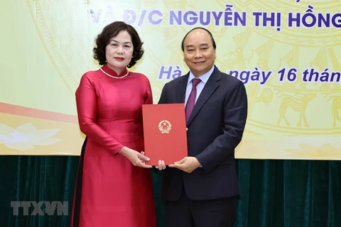 越南政府总理阮春福向各部门领导颁发任命书