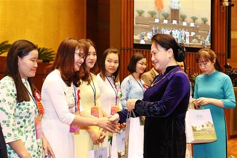 越南国会主席阮氏金银会见模范教师和教育管理干部