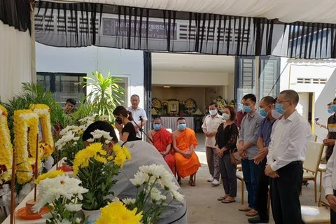 越南驻柬埔寨大使馆向西宁省边防部队移交暹粒省交通事故越南遇难者遗体和伤者