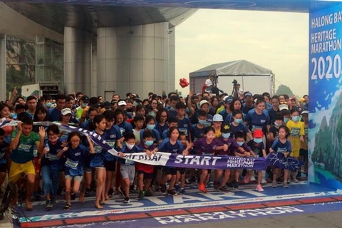 2020年下龙湾国际遗产马拉松大赛吸引2500余名运动员参加 