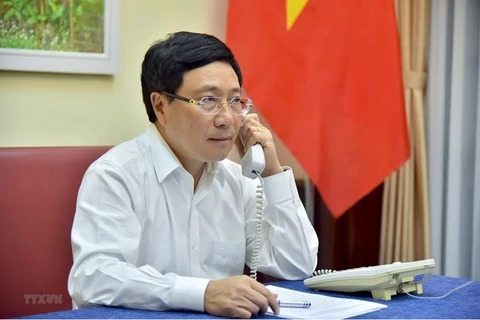 越南政府副总理兼外长范平明与安哥拉共和国外长通电话