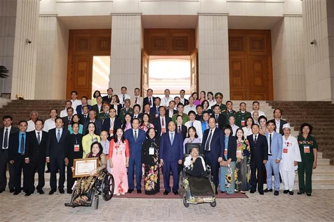  越南政府总理阮春福出席“为社会默默奉献的先进人物” 表彰大会