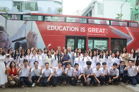 近1000名岘港市学生参加英国技术和教育行程