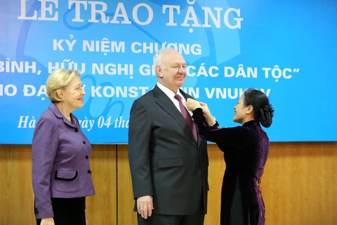 俄罗斯驻越南大使荣获“致力于各民族和平友谊”纪念章