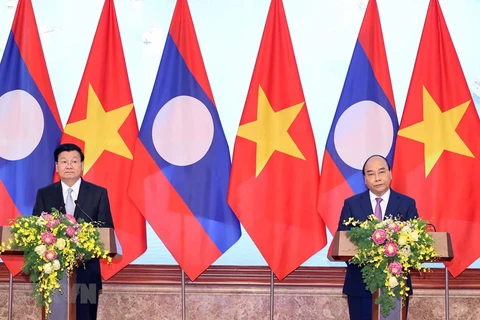 老挝政府总理圆满结束对越南的访问并出席越老政府间联合委员会第43次会议后启程回国