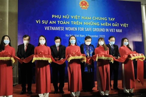  “越南妇女携手维护越南各地的安全”展览会在河内举行