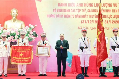 越南政府总理阮春福向公安部安全调查局授予人民武装力量英雄称号