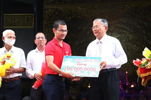 同塔省阮生色劝学基金会向贫困学生颁发3.2万多份助学金