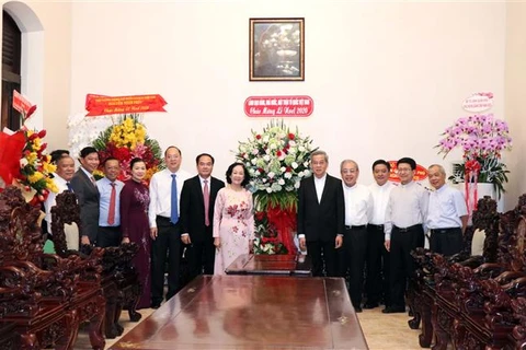 越共中央民运部部长张氏梅在圣诞节前夕走访天主教胡志明市总教区