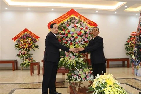 越南祖国阵线中央委员会主席陈青敏拜访发艳主教座堂