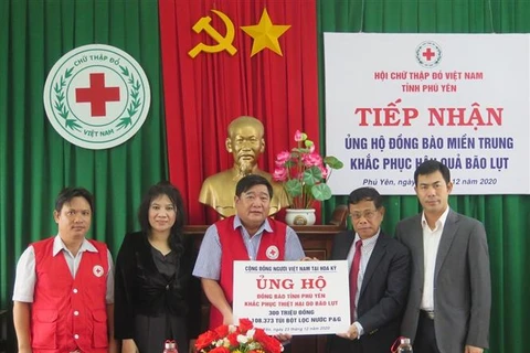 旅居美国越南人社群为富安省洪水灾民提供援助