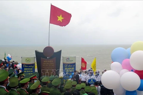 越南大陆领土最东端地区举行2021年新年升旗仪式并迎来新年首批游客