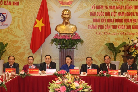 国会主席阮氏金银出席芹苴市越南国会第一个大选日75周年庆典