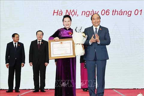 越南政府总理阮春福向国会主席阮氏金银及各位国会领导授予民族大团结勋章