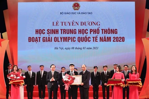 阮春福总理出席2020年国际奥林匹克竞赛获奖高中生表彰大会