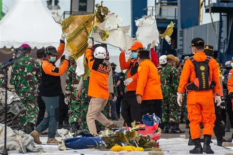 印尼客机坠毁事件：首个遇难者的身份和黑匣子位置确认 