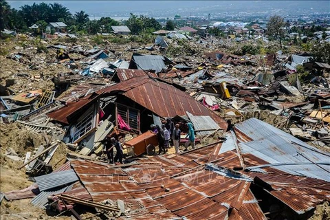 印尼苏拉威西岛6.2级地震：大雨阻碍搜救工作