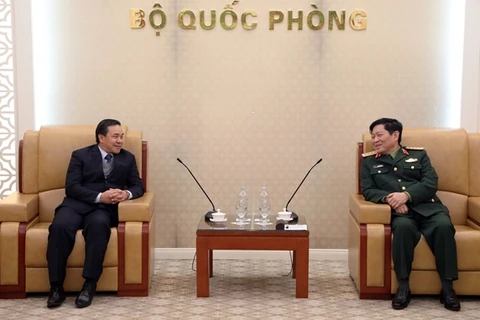 越南国防部长吴春历大将会见老挝驻越大使