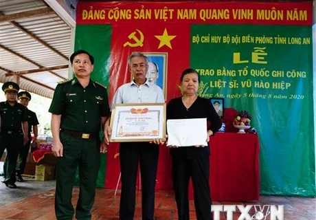 越南政府总理向343位烈士追授“祖国记功”证书