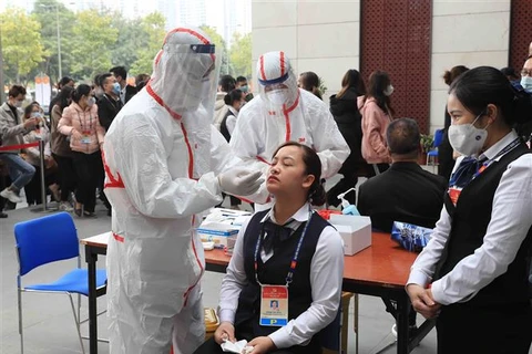 越共十三大参会代表、媒体、保安等力量第三次接受新冠病毒检测