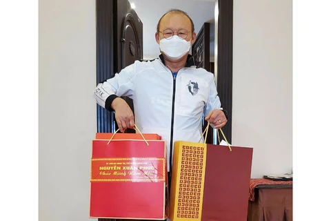 越南政府总理阮春福给朴恒绪主教练赠送春节礼物